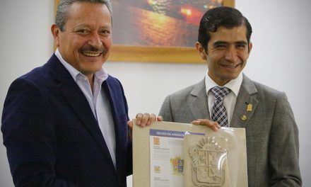 Joselito recibe el escudo de la Ciudad de Irapuato