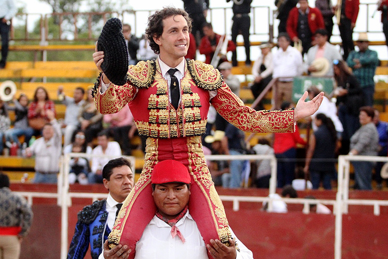 Ocaña Serrano sale a hombros en Miahuatlán