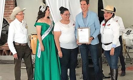 Diego Silveti recibe premio como triunfador de Autlán