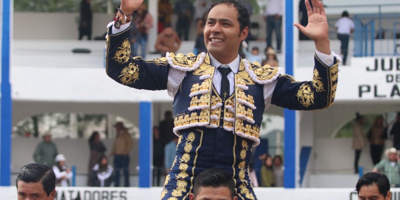 José Luis Angelino sale a hombros en Tetla