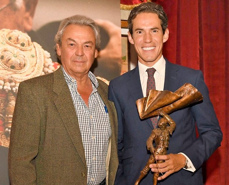 Diego Silveti recibe trofeo «Curro Rivera»