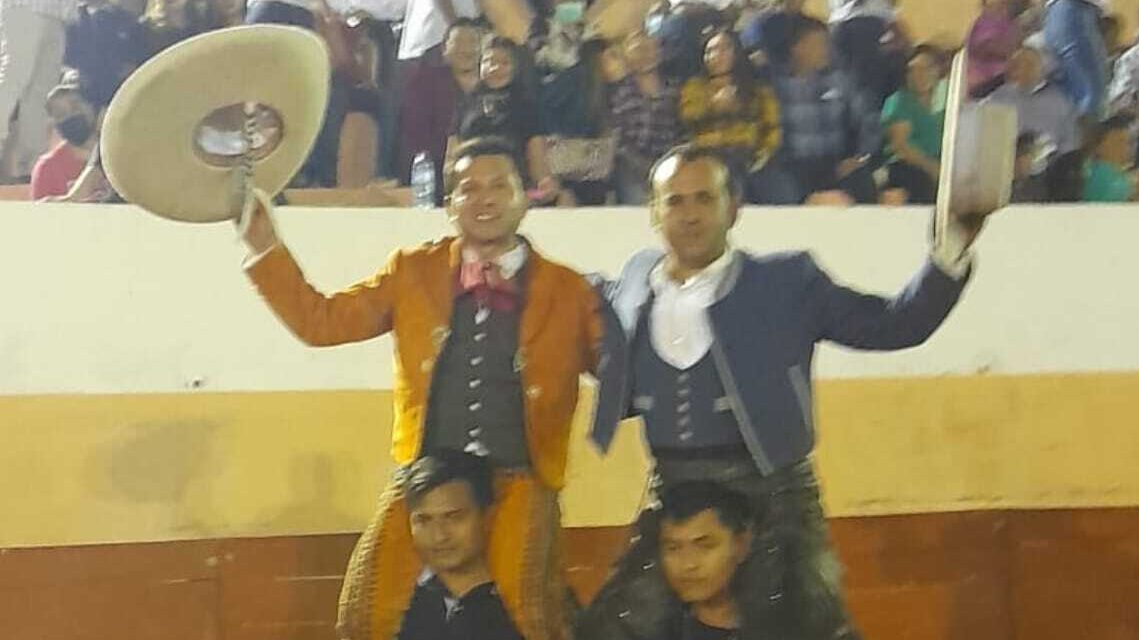 Salen a hombros Ayala y Martín en Peto