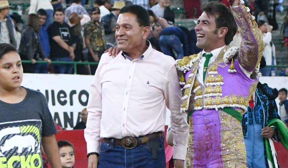 Sale a hombros Arturo Macías en Guadalajara