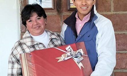 La alcaldesa de Tlaxcala, Maribel Pérez corresponde por el brindis