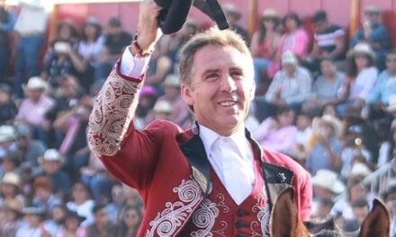 Pablo Hermoso de Mendoza, arropado por los taurinos