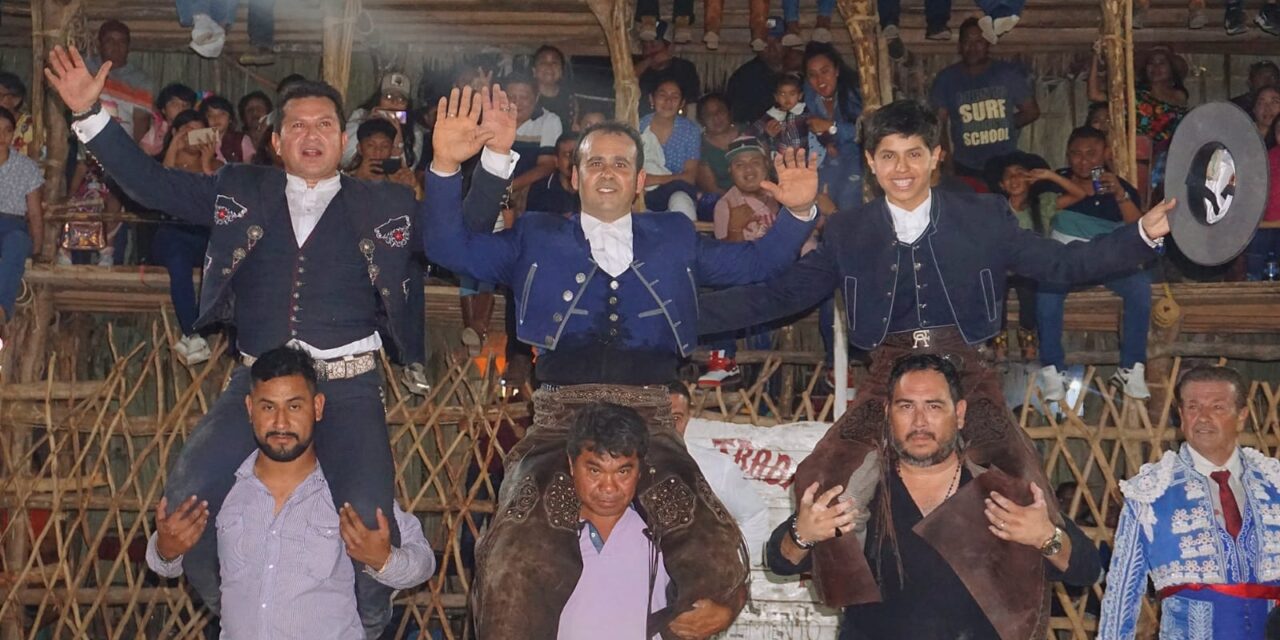 Ayala, Ferrer Martín y  Cuauhtémoc Rafael salen a hombros en Dzosncauich