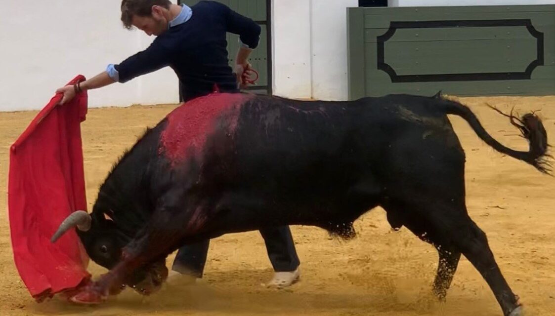 «El Payo» mata dos toros a puerta cerrada